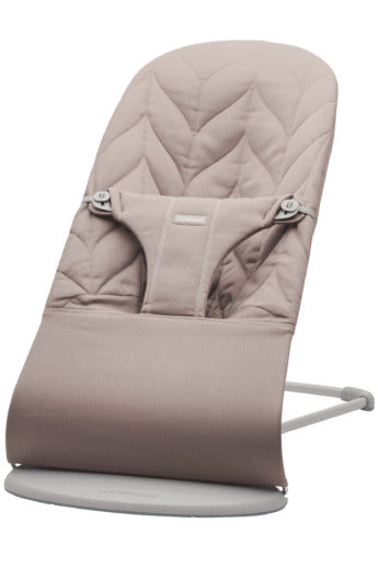 Ergonomiškas BABYBJÖRN Bliss gultukas kūdikiams, prabangus Woven Petal Quilt audinys, Sand Grey spalva